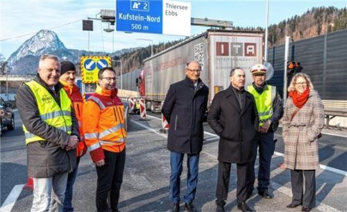 Grenzgespräche: Bayerns Wirtschaftsminister Hubert Aiwanger und der Tiroler Wirtschafts-Landesrat Anton Mattle (Mitte) mit weiteren Gesprächsteilnehmern bei der Ortsbesichtigung bei Kufstein. Foto Elke Neureuther/StMWi