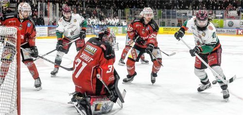 Gute Chance von Starbulls-Stürmer Brad Snetsinger, der aber Marco Eisenhut im Memminger Tor nicht überwinden kann. Snetsinger blieb im Allgäu erstmals seit zwölf Spielen ohne Scorerpunkt.Foto Sportfoto Hafner