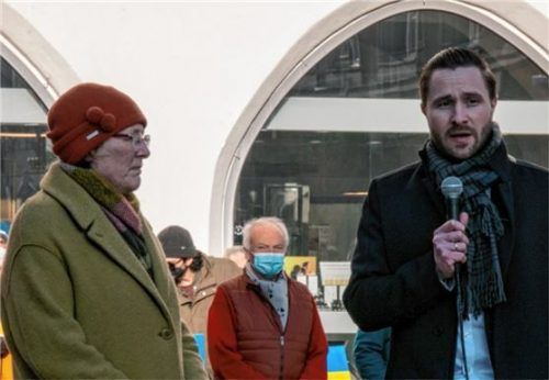 Haben bei der Friedensbekundung am Sonntag die Stadt vertreten: Dritte Bürgermeisterin Gabriele Leicht (links) und Zweiter Bürgermeister Daniel Artmann. Foto Kirschner