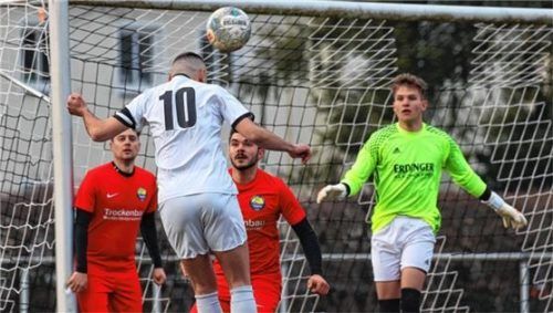 Hammeraus Zvonimir Doic mit dem Kopfball aufs Tor von Tögings Lukas Vorwallner.Foto Christian Butzhammer