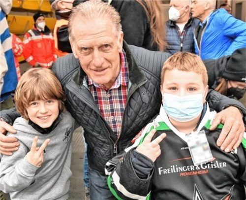 Hans Zach, Kapitän der Rosenheimer Meistermannschaft von 1982, mit zwei jungen Fans. Foto  Hans-Jürgen Ziegler