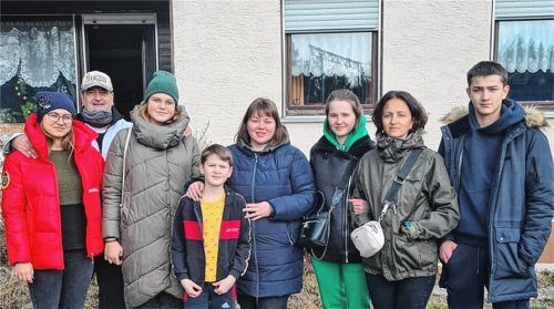 Hat Flüchtlinge privat untergebracht: Martin Simeth (Zweiter von links) mit seiner Familie aus der Ukraine (von links) Yulia Kurinna, Daria Kurinna, Ivan Kostrubitskyi, Flüchtlingshelferin Swetlana Bohl, Anna Kostrubitska, Alla Konstrubitska und Mikhailo Kostrubitskyi. Foto privat