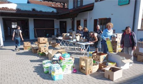 Helfende Hände: Viele Freiwillige sortieren die gespendeten Hilfsgüter und laden sie in die bereitstehenden Fahrzeuge. Foto Hauser