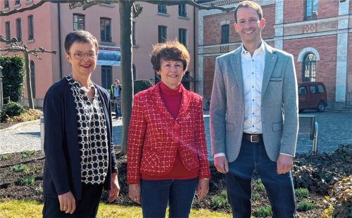 Ihnen liegt die Stadtbibliothek besonders am Herzen: (von links) Leiterin Susanne Delp, Eleonore Dambach, Vorsitzende des Fördervereins Stadtbibliothek, und Rosenheims Oberbürgermeister Andreas März. Foto Stadt Rosenheim