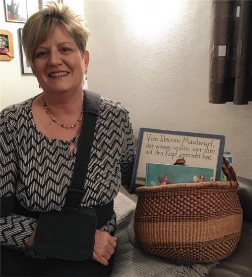 Im Januar hat sich Gudrun Holzhauser die Schulter gebrochen. Seither ist sie zu Hause und kuriert sich aus. Neben ihr ein Korb voller Kinderbücher. „Die lese ich mit meinen Enkeln.“ Foto Weinzierl
