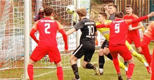 Im letzten Moment rettet Buchbachs Keeper Andreas Steer vor SG-Stürmer Matthias Vital. Foto  Walter Semerad
