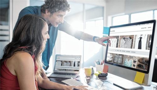 Im neuen Studiengang E-Commerce am Campus Chiemgau werden Studierende optimal auf eine Karriere im Bereich Onlinehandel vorbereitet.Foto  Shutterstock