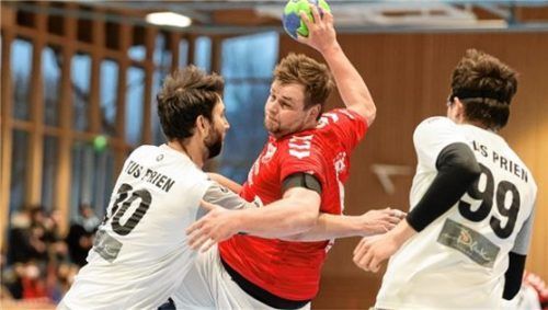 Immer wieder kam Übersees Offensive, hier Martin Krutzenbichler (Mitte), gegen die Priener Abwehr, hier Florian Micklitz (links) und Patrick Lukac, durch.Foto TuS Prien