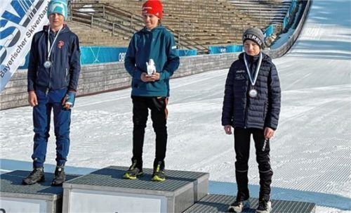 In der Gesamtwertung der Schüler S 13 standen zwei junge Sportler des SC Ruhpolding ganz oben: Luis Malcher (Mitte) sicherte sich den Gesamtsieg im Spezialspringen vor Simon Goller (links), der mit einer gebrochenen Hand den letzten Wettkampf bestritten hat, und Timo Häfner (WSV Warmensteinach). Foto privat