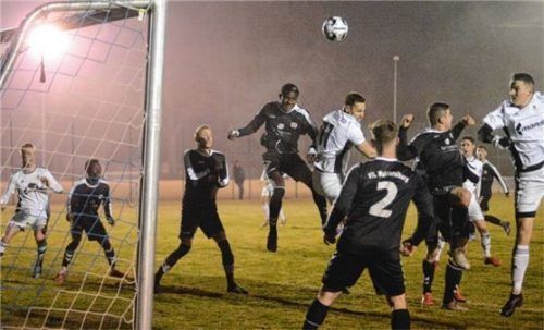 In dieser Szene ist der TuS Raubling (in weiß) im Angriff, verpasste aber einen Treffer.Foto Franz Ruprecht