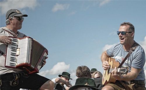 In ihrem Element: Die Musiker Thomas Dittmar (rechts) und Markus Reiter bei der Produktion von „Wiesnfieber“. Foto Re