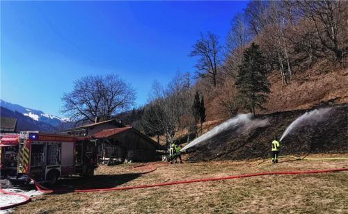 In Niederaudorf musste die Feuerwehr am Mittwochnachmittag zu einem Wiesenbrand ausrücken. Foto  Feuerwehr Niederaudorf