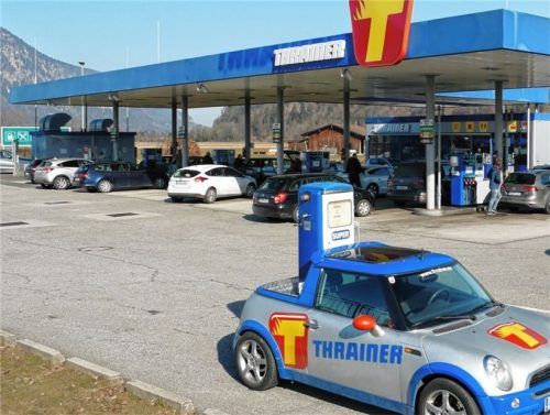 In Niederndorf in Tirol, nur einen Katzensprung von Kiefersfelden entfernt, sind die Zapfsäulen fast im Dauerbetrieb.Fotos Hoffmann