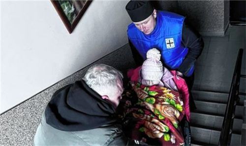 In Sicherheit: Ein kleines Mädchen im Rollstuhl findet Zuflucht in der griechisch-katholischen Kirche in Ternopil.