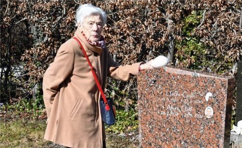 Ingeborg Galli (86) aus Rosenheim ist fassungslos: Ein unbekannter Täter hat das Bild ihrer verstorbenen Schwiegertochter von deren Grabstein entwendet. Foto Schlecker