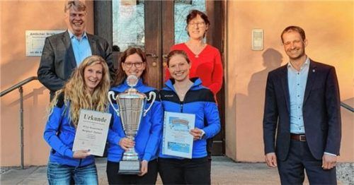 Irmi Hobmaier, Sportwartin Simone Kapella und Kristina Schollerer bei der Pokalübergabe durch Frank Leistner vom Sportamt, SfL-Vorsitzender Kathrin Rohrmüller und Oberbürgermeister Andreas März.