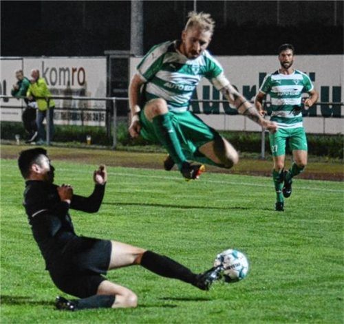 Kapitän Dominik Reichmacher (oben), der die letzten Spiele vor der Winterpause verletzungsbedingt verpasste, führt die Rosenheimer in Karlsfeld wieder aufs Feld.Foto Ruprecht