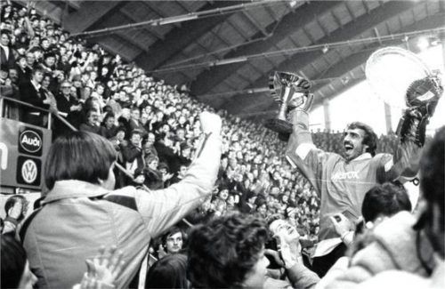 Karl Friesen mit Meisterschale und Pokal: Es ist das Bild der deutschen Meisterschaft 1982. Foto  Stefan Trux