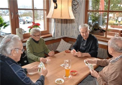 Kartenrunde mit Wirt Peter Bäuerle (Zweiter von rechts). Foto Biber