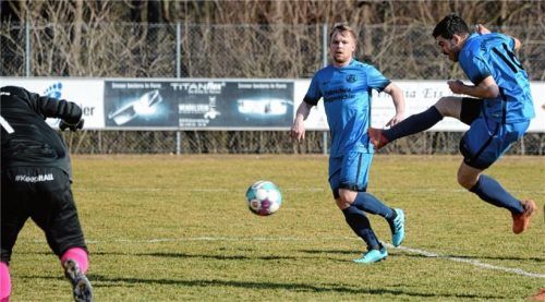 Kazim Gökce (rechts) erzielte den 1:0-Führungstreffer für den ASV Großholzhausen im Heimspiel gegen Bad Aibling.Foto Franz Ruprecht