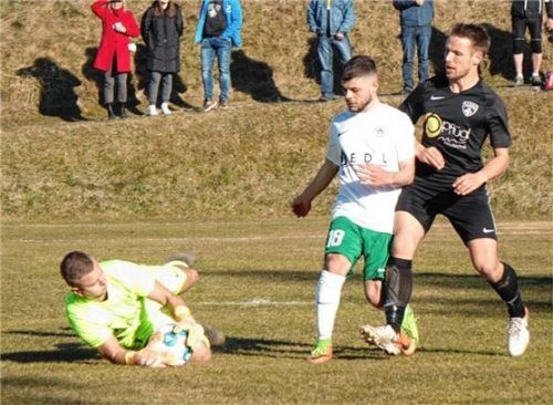 Kein Durchkommen gab es in dieser Szene für SG-Angreifer Markus Eisenauer (rechts).Foto Semerad