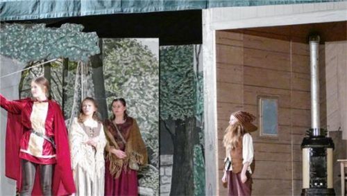 kiefer wichtl-premiere hko

Der Bruder des in einen Bären verwandelten Prinzen will diesen zum Erschrecken von Schneeweißchen und Rosenrot mit dem Schwert töten, doch die Katze verhindert dies.