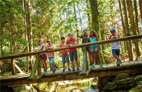 Kinder unterwegs mit Nationalparkrangerin Kristin Biebl. Foto www.bayern.by./Jan Greune