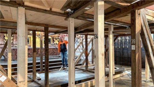 Kirchenpfleger Werner Weyerer begutachtet die Aufbauarbeiten der tragenden Säulen für das Heilige Grab.Foto Kirchner