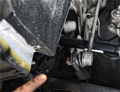 Klackert es beim Fahren? Hier könnte eine defekte Koppelstange (Bild) dahinterstecken. Foto TÜV-Süd