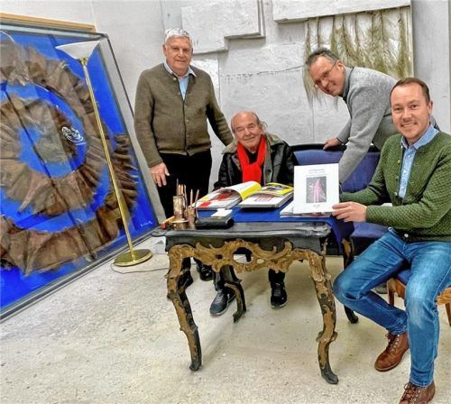 Können die Erleuchtung der Himmelsleiter kaum erwarten: (von links) Kirchenpfleger Werner Weyerer, Künstler Erwin Wiegerling, Pfarrer Paul Janßen und der Leiter der Tourist-Info Aschau, Herbert Reiter.Fotos Kirchner