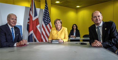 Konnten sie sich vor wenigen Monaten vorstellen, dass Russland im Februar 2022 einen Krieg in Europa führen würde? US-Präsident Joe Biden, die damalige geschäftsführende Bundeskanzlerin Angela Merkel und Olaf Scholz, noch als Kanzlerkandidat, beim G20-Gipfel im Oktober 2021 (von links). Foto dpa