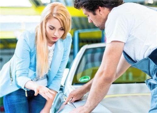 Kratzer werden bei der Rückgabe des Leasingautos in Augenschein genommen.