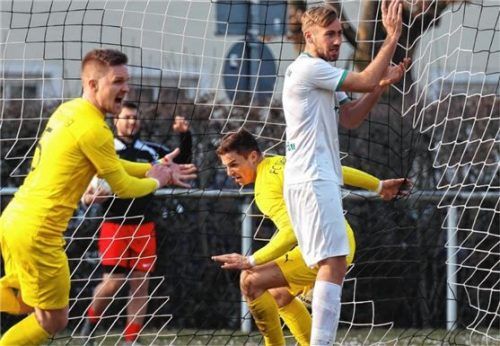 Kurz nach dem entscheidenden Treffer: Daniel Ziegler und der Ball im Tor. Foto  Chritsian Butzhammer