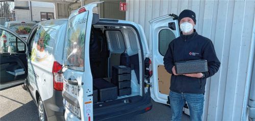 Lasse Holdmann (19) belädt sein Auto, um das Mittagessen pünktlich zu den Senioren zu bringen.Fotos Baumeister