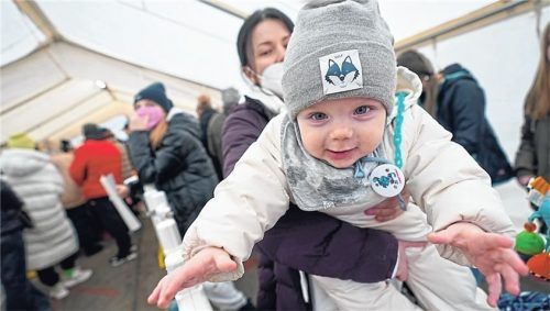Liliia aus Ternopil in der Ukraine trägt ihren acht Monate alten Sohn Paul. Die Mutter ist mit zwei weiteren Kindern nach Deutschland geflohen. Ihr Ehemann kämpft an der Front in der Ukraine.Foto Marcus Brandt / dpa