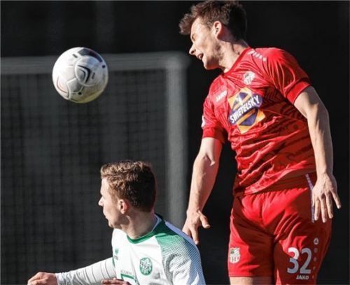 Lufthoheit für Traunsteins Maximilian Hosp gegen den Aiglsbacher Paul Belousow (links). Foto Hans Weitz