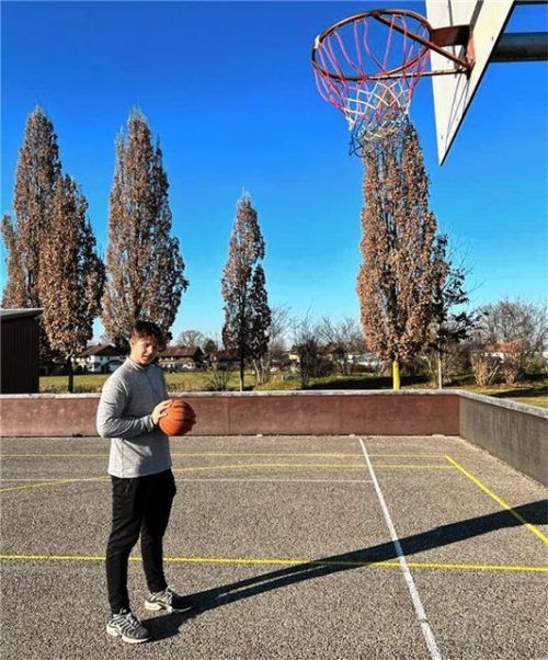 Luis Kraus hat früher auch noch Basketball gespielt, zieht aber heute das Spiel mit dem kleinen Ball vor.