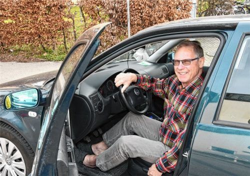 Macht alle zwei Jahre einen Fahrtüchtigkeitstest: Theo Auer ist Mitglied im Rosenheimer Seniorenbeirat und fast täglich mit dem Auto unterwegs. Foto Schlecker
