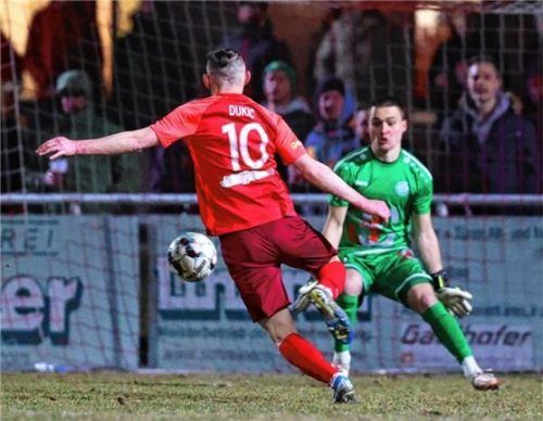 Marko Dukic hatte kurz vor Schluss den Siegtreffer auf dem Fuß, scheiterte aber an Landsbergs Schlussmann Daniel Witetschek. Foto Christian Butzhammer
