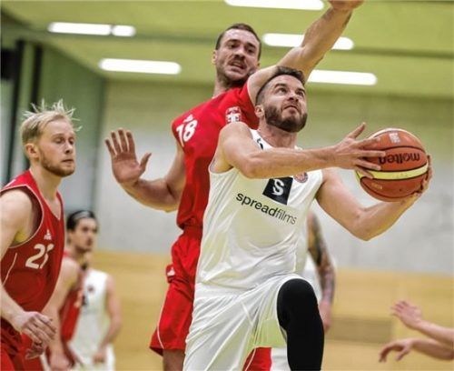 Markus Haindl, der 14 Punkte erzielte, setzt sich gegen Chris Herrmann (18) und Paul Dell (links) durch. Foto  Hans Weitz