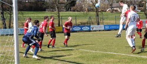 Matthias Rauscher scheitert mit seinem Kopfball an TSV-Torwart Leon Westner. Foto Walter Semerad