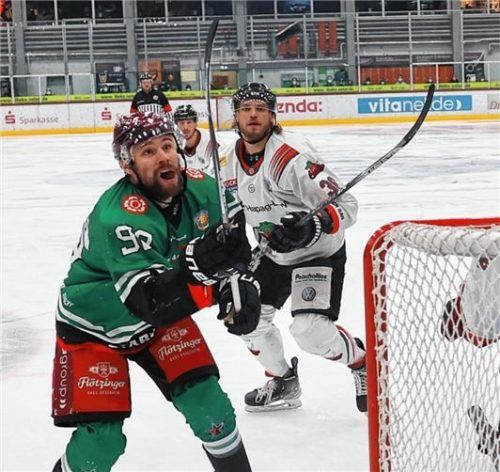Max Vollmayer versucht den Puck aus der Luft im Hamburger Tor unterzubringen. Foto  Christian Butzhammer