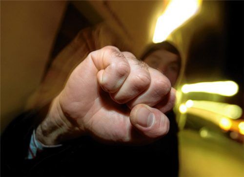 Mehrere Personen sollen im Oktober 2021 vor einem Friseursalon einen Exhibitionisten körperlich angegangen haben. Ein 18-jähriger Rosenheimer musste sich dafür jetzt vor dem Jugendgericht verantworten. Foto dpa