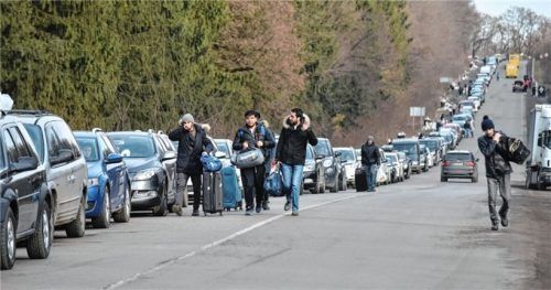 Menschen auf der Flucht: Lange Warteschlange vor der polnischen Grenze.Foto  dpa
