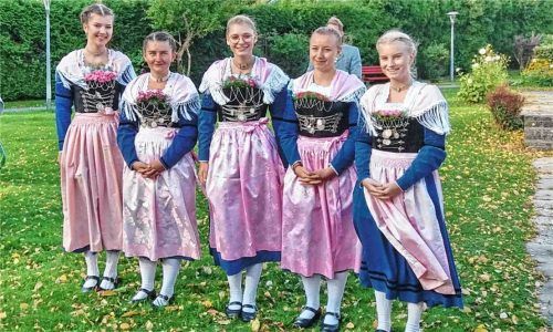 Miederdirndln der Flintsbacher Falkastoana beim Erntedankfest 2021.Fotos Trachtenverein D’Falkastoana