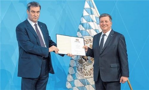 Ministerpräsident Markus Söder (l.) überreicht Christian Bernreiter (CSU), neuer Bau- und Verkehrsminister von Bayern, seine Ernennungsurkunde. Foto Sven Hoppe / dpa