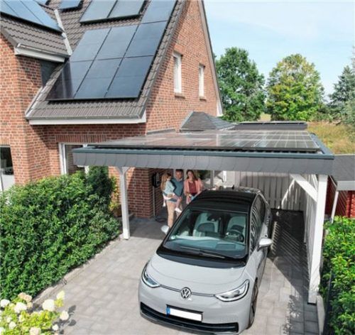 Mit einer Fotovoltaikanlage und einer Wallbox kann das E-Auto Sonnenstrom vom eigenen Dach „tanken“. Foto djd/E.ON/Malte Braun