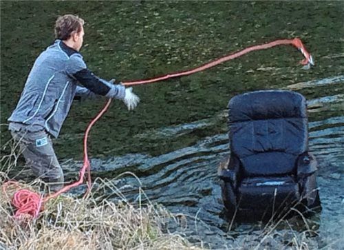 Mithilfe eines Seiles fischt Niklas Romanski einen Sessel aus der Mangfall. Fotos Romanski
