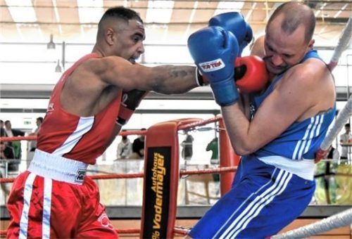 Moritz Bäuerle (Boxwerk München, rechts) gerät gegen Patrick Jörg Ogbebor (BC Piccolo FFB) in Bedrängnis.