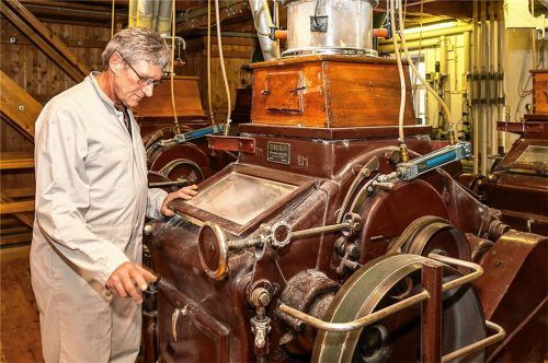 Müllermeister Hans Gfaller von der Kunstmühle Haslach in Traunstein, hier vor einem seiner sieben Walzenstühle, beobachtet das neue Allzeithoch von 400 Euro pro Tonne Weizen mit Sorge. Durch den Ukraine-Krieg sind die internationalen Märkte in Turbulenzen geraten. Foto Effner